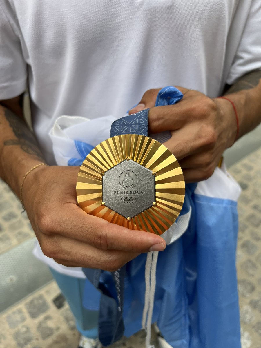 PrensaCOA's tweet photo. ¡¡La medalla más linda de todas!! 🤩🥇🇦🇷

#EquipoARG #ArgentinaEnParís2024 https://t.co/3qD4MUSNr4