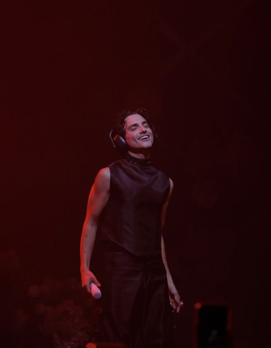 _lupiitaaaa_'s tweet photo. Sin duda,Humbe con traje negro es otra onda 🖤 https://t.co/um330jUBVw