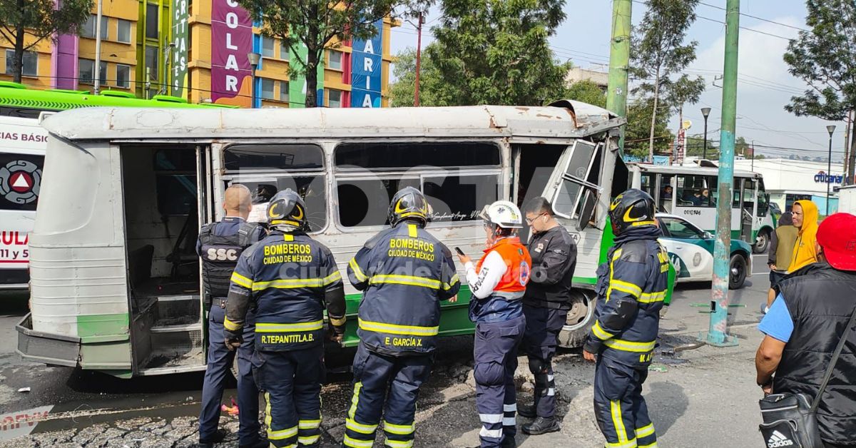 POSTACDMX's tweet image. 🚨🚌 Ocho personas resultan heridas en choque de #microbús en #Ermita #Iztapalapa. El conductor dice que una falla mecánica fue la causa.

📸: @ramonramirezpe