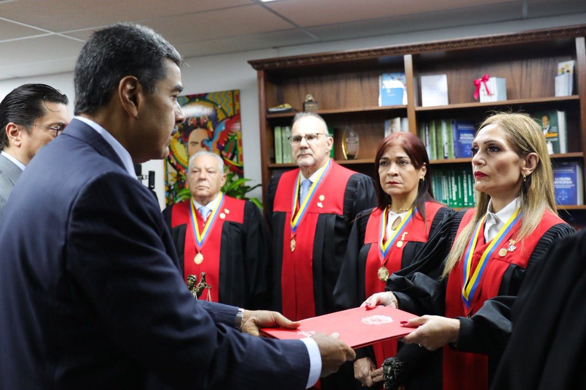 yvangil's tweet photo. Acompañamos al Presidente @NicolasMaduro en la presentación de un Recurso de Amparo ante la Sala Electoral del Tribunal Supremo de Justicia. Este recurso busca que se aclaren los resultados electorales en respuesta a la guerra mediática y psicológica, así como a los intentos de desestabilización.