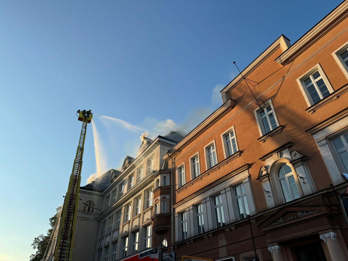 hzsmsk's tweet photo. Devatenáct jednotek hasičů zasahuje u požáru střechy Obchodní akademie Česky Těšín. Nasazena je výšková  technika, byl vyhlášen 2. stupeň poplachu. Z místa nemáme hlášeno žádné zranění. https://t.co/0jDpwOXWIy