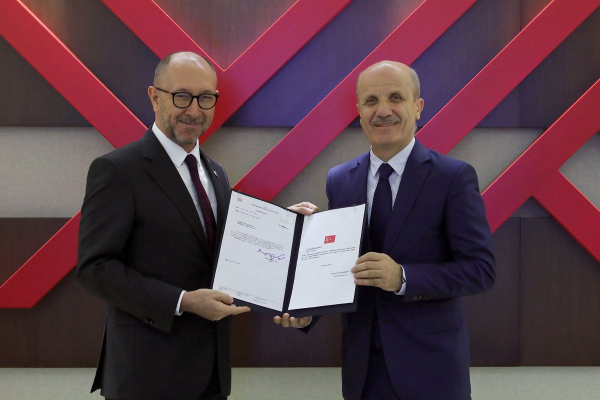 Cumhurbaşkanımız Sayın <a href="/RTErdogan/">Recep Tayyip Erdoğan</a>'ın tensipleriyle Üniversitemiz Rektörlüğüne yeniden atanan Prof. Dr. Fuat Erdal’a Rektörlük Mazbatası YÖK Başkanı Sayın Prof. Dr. @ErolOzvar tarafından takdim edildi.

#AnadoluÜniversitesi