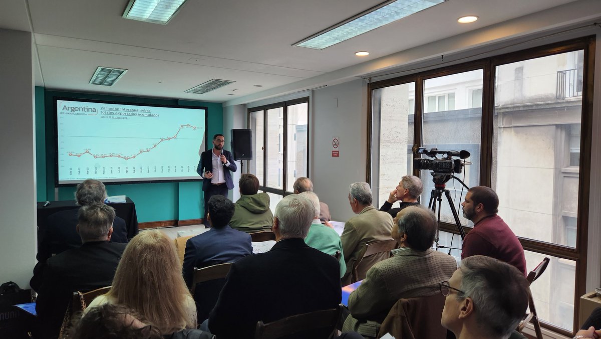 redcame's tweet photo. INDUSTRIA, COMERCIO EXTERIOR Y PARQUES INDUSTRIALES 🏭 

En un Taller conjunto, y en formato híbrido, de @IndustriaCAME, @camecomex y @FapiCame, @CarlosUboldi, @MochonSoniia y @lopeteguijl llevan a cabo la apertura y se exponen acciones federales para realizar desde el sector. 

Además, el jefe de @EstadisticaCame, @claudiodmontiel comparte datos 📊 del último informe del Monitor de Exportación Pyme #MEP  elaborado por el sector. 

Desde @camecomex y @FapiCame abordan cuestiones vinculadas a la herramienta Ventanilla Única de Comercio Exterior (VUCE) y Energías Renovables. 

#comex #energiasrenovables #industria #industriapyme #industriaargentina