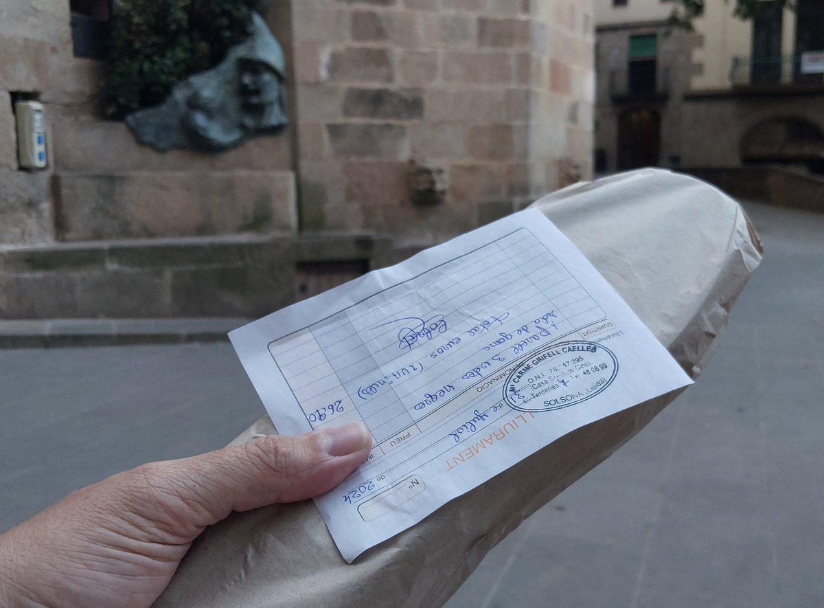 Desde 1913, açí se troben les melhors espardenyes,  llegítimes y catalaníssimes, de tres, çinc o set betes, y tostemps ab sola d'espart. 
Emprò la bona sinyora Carme ya no les ven a seixanta-çinc çèntims com son padrí. Lliberalisme, yo et maleixo!
#Casa65
