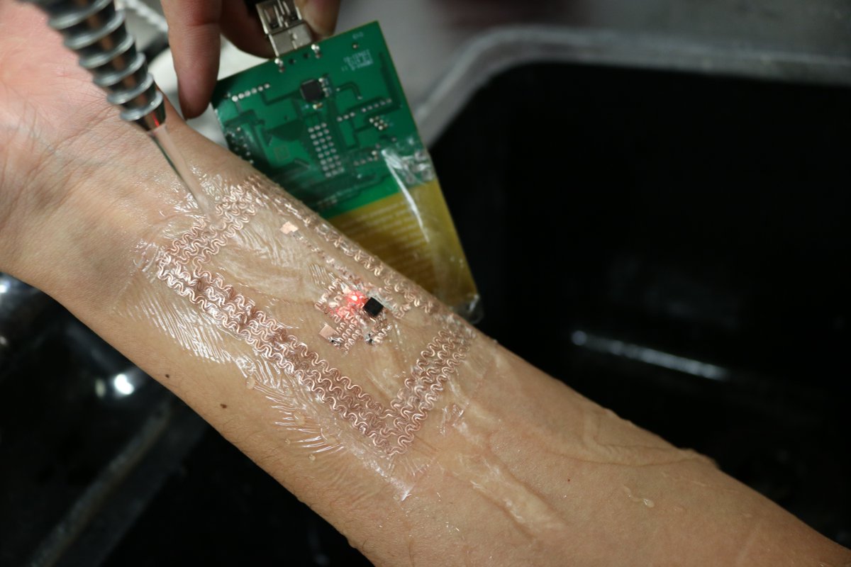 Forget smartwatches and welcome smart tattoos! Assistant Professor of Electrical and Computer Engineering Hyoyoung Jeong is advancing modern technology with wearable health monitoring devices that stick to your skin 💪⌚

Read more here: engineering.ucdavis.edu/news/using-wea…