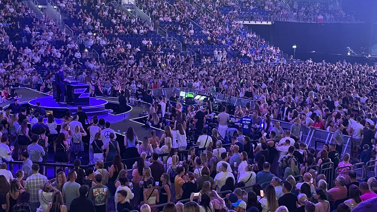 Great warmup!
DJ <a href="/AndrewHypes/">Andrew Hypes</a> is heating up <a href="/uberarenaberlin/">Uber Arena</a>!
 <a href="/jtimberlake/">Justin Timberlake</a>, the crowd is ready! 
#TFTWTOUR