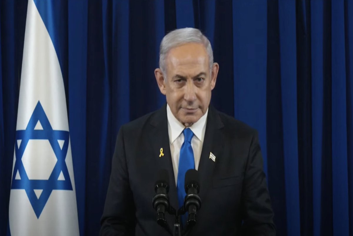 gbensouss's tweet photo. Netanyahou dans une adresse à la Nation israélienne :

"Pendant des mois, il n'y a pas eu une semaine où l'on ne m'ait enjoint, depuis l'intérieur ou l'international, à mettre un terme à la guerre.

Je n'ai pas succombé à ces voix alors et je n'y succomberai pas plus aujourd'hui.

Si nous avions écouté ceux qui nous poussaient à arrêter le combat, nous n'aurions pas pris le contrôle de l'axe de Philadelphie [la route bordant la frontière entre Gaza et l'Égypte], ni éliminé les hauts cadres du Hamas, ni ne nous serions rapprochés d'un accord."