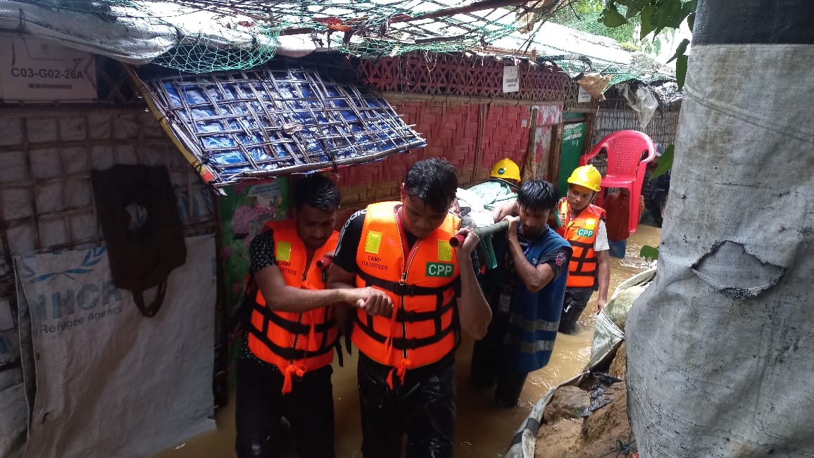 arafin_karim's tweet photo. Monsoon showering continues in #CoxsBazar #CampSettlement.
Trained group of #refugee volunteers are working tirelessly even their own shelters are inundated⏬

Continued their support to relocate people from flooded and landslide hotspots to safeguard them.
📷 Refugee volunteers https://t.co/h4mxXIDx5F