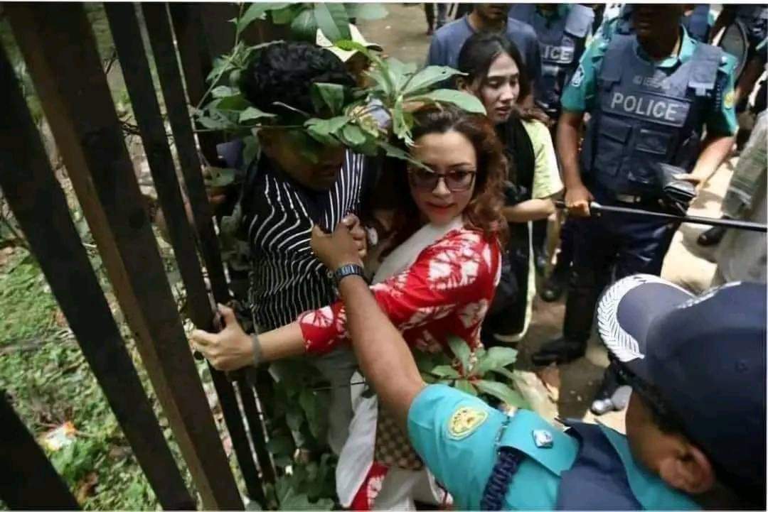 PinakiTweetsBD's tweet image. University of Dhaka teacher, Shehrin Amin Monami, stepped forward today during the ongoing student movement to protect her students, shielding a student with her own body from the police. Not all heroes wear capes; some wear sunglasses.