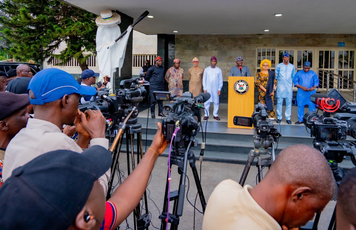 jidesanwoolu's tweet image. Dear Lagosians,

Today, I stand before you deeply committed to the well-being and prosperity of our great state. 

Lagos has always been a beacon of hope and resilience, reflecting the brilliance and energy of our diverse cultures.

For weeks, we’ve faced the prospect of protests…