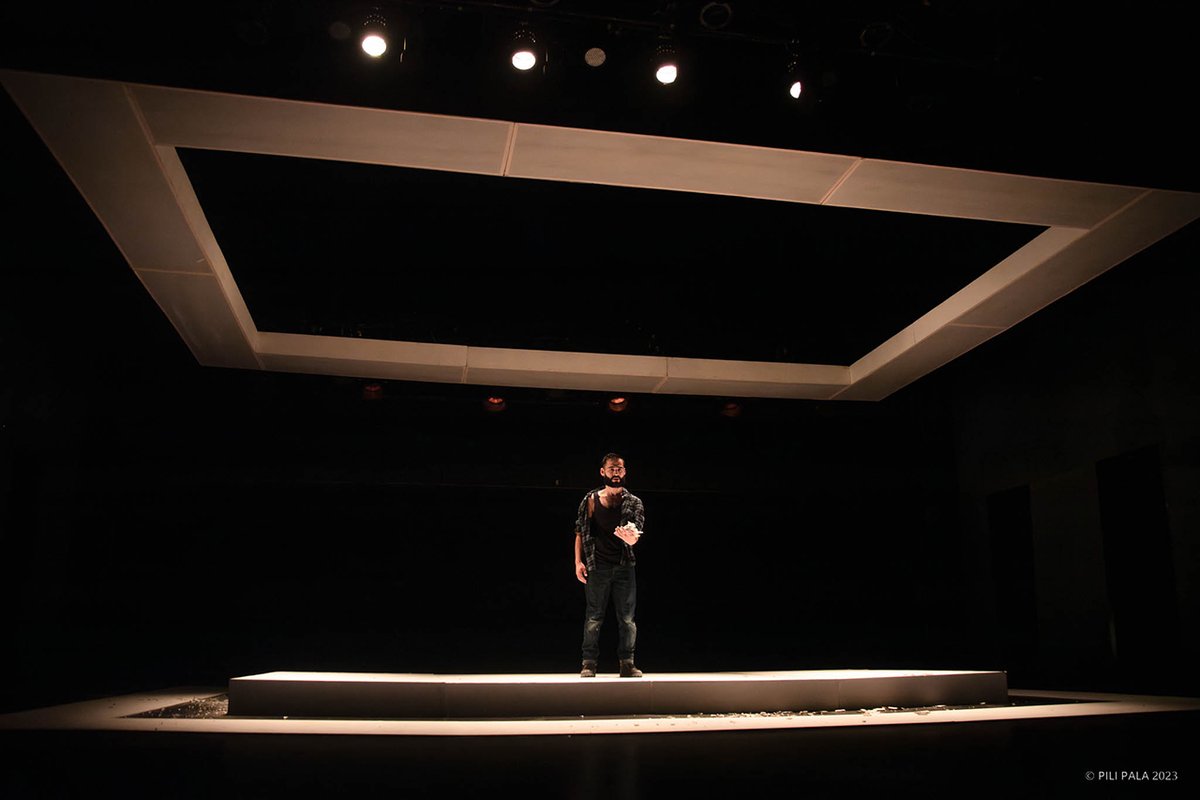 ¿Qué sucede cuando las voces del pasado se convierten en ecos del presente? Descubre #VariacionesSchrödinger, una obra que te llevará a explorar las voces del duelo y la locura

Dramaturgia y dirección: <a href="/cesarchags/">César Chagolla</a>
Elenco: Gabriela Nuñez, <a href="/LuisMLombana/">Luis Miguel Lombana</a>, Raúl Andrade y Jorge Rojas