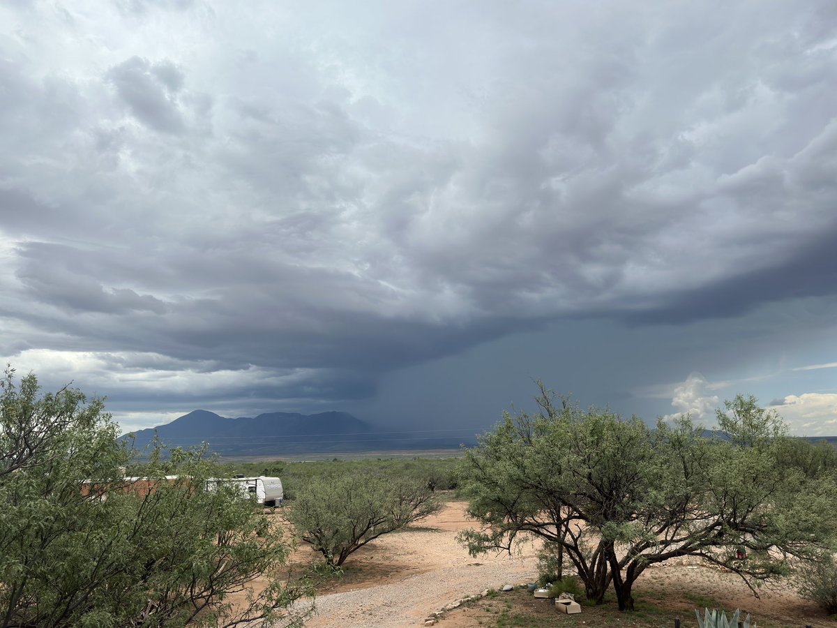 rtoab's tweet photo. Storms rolling in across the border… Pt 1. #MonsoonSeason #inBisbee #BisbeeAZ #Sonora #Mexico #storm #weather #wx #usmxborder #mxwx #azwx #weatherpics #clouds #dog https://t.co/rF1lmWYufo