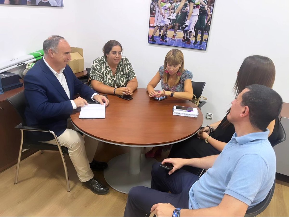 ruthparticipa's tweet image. Reunida con José Carlos Gaspar de @unicajaCB y su equipo para estrechar nuestra colaboración en el fomento de los valores del deporte para los jóvenes, a través del @IAJuventud!  #jovenesarrolladores #eldeporteesvida #habitosdevidasaludable