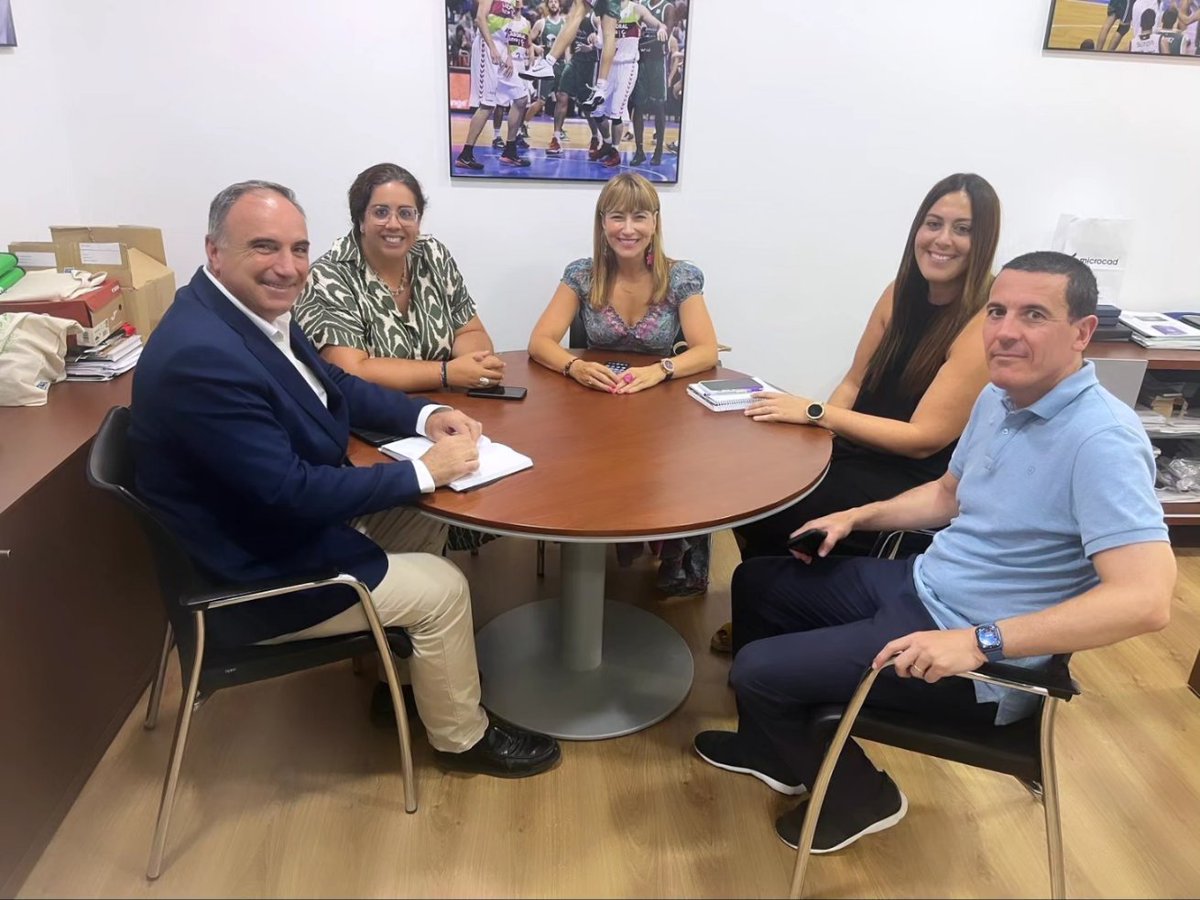 ruthparticipa's tweet image. Reunida con José Carlos Gaspar de @unicajaCB y su equipo para estrechar nuestra colaboración en el fomento de los valores del deporte para los jóvenes, a través del @IAJuventud!  #jovenesarrolladores #eldeporteesvida #habitosdevidasaludable