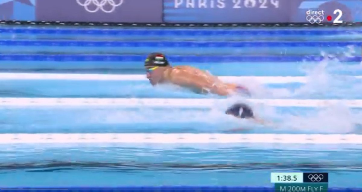 cujma's tweet photo. c'est là que Milak a perdu
il le regarde le dépasser en mode Patrick Duffy
il en croit pas ses yeux
#Marchand #Milak #Paris2024 #Natation https://t.co/QXlI8i9E7i