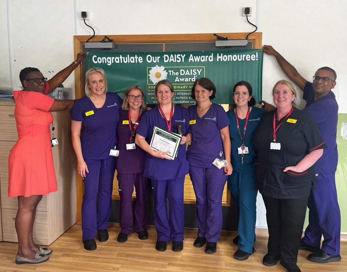 SarahH_Lewer's tweet photo. Congratulations to our outstanding matron Jakki Brown on your Daisy Award, nominated by patients and staff for your compassionate care and leadership. So well deserved 💕🙌👏 #OurCareCounts #TeamSurgery #guineapigs @Jakki_Brown50 @sashnhs @SASHChiefNurse @NurseLouCavallo https://t.co/jzlVGTt2UI