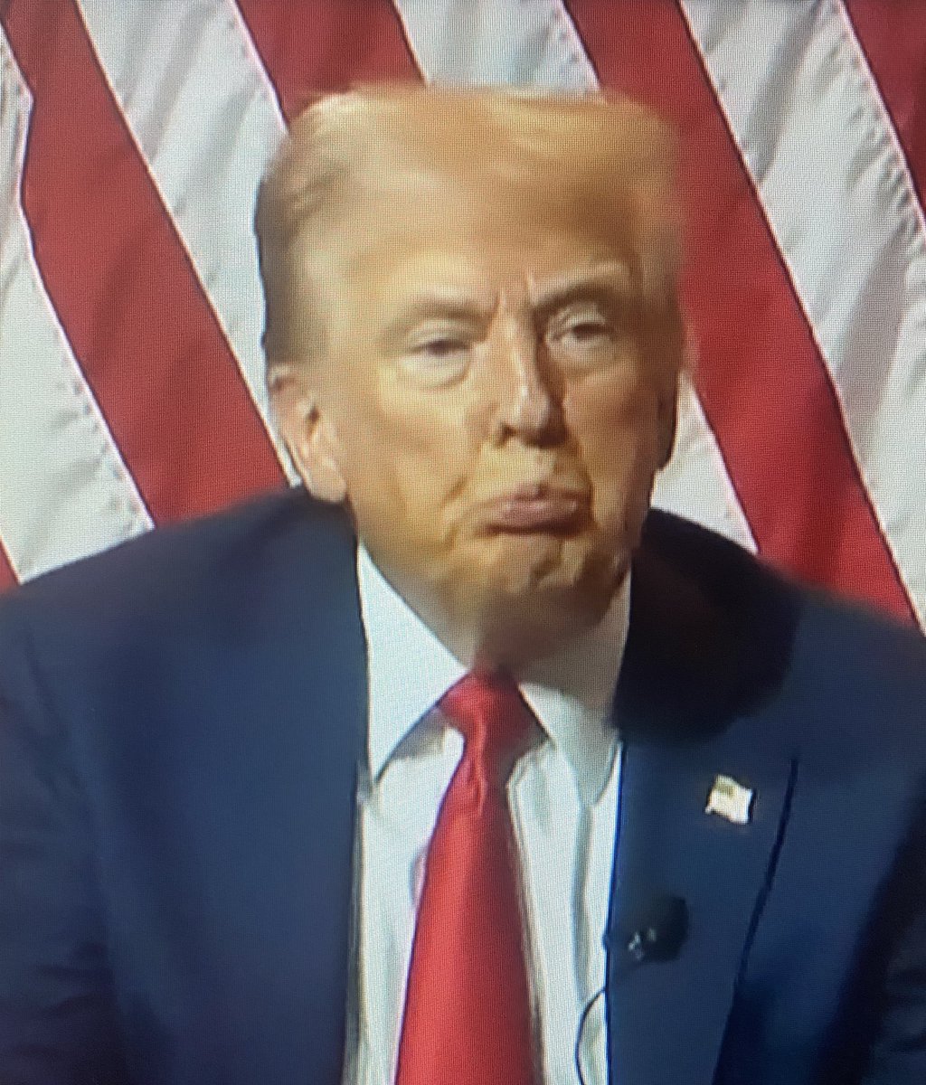 Exile45Co's tweet image. God as my witness, this is an unaltered image of this fucking baby at the NABJ Conference.

#Trump #NABJ24 #NABJ