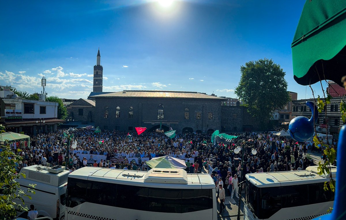 ConflictTR's tweet photo. 🔴 Diyarbakır'da Hamas Lideri İsmail Haniye için gıyabi cenaze namazı kılındı. https://t.co/IVzaF5jepe