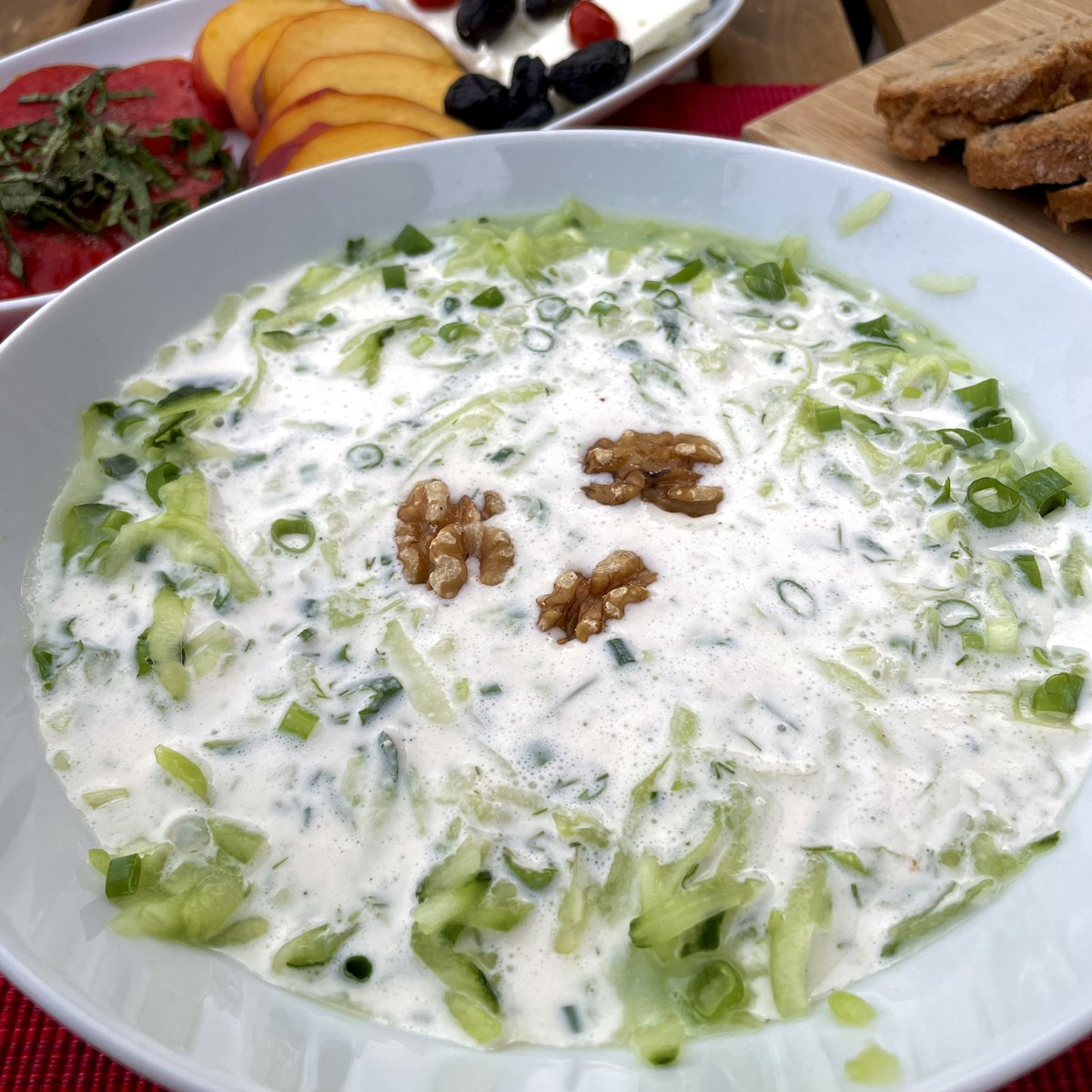stromab's tweet photo. Geeiste Raspelgurken, Zwiebellauch, Dill u. Knoblauch gütlich vereint m. einer Joghurt/Olivenöl/Walnuss/Balsamico/Eiswasser-Emulsion nach Art d. bulgarischen #Tarator. Dazu Gartentomaten, Nektarine & Schafskäse/Brot. Leichter/leckerer #Sommerküchengenuss bei jetzt noch ü. 26 °C😋 https://t.co/oohQDRf3CN