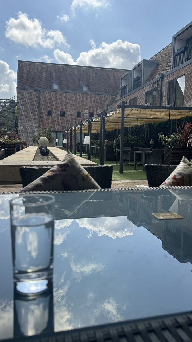 The person to my left works a 9-5.

And the person on my right.

My neighbors work a 9-5.

My old friends work a 9-5.

MOST people work a 9-5.

There’s nothing wrong with that.

But you should use it as a stepping stone,

NOT THE END.

Because if you do, there will be