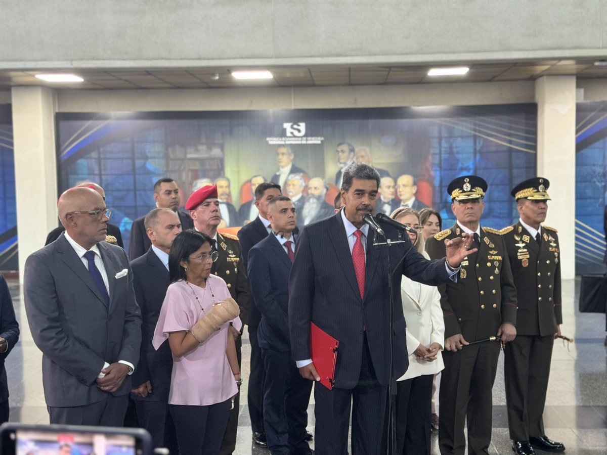 zuricht94's tweet photo. En sus caras se puede ver la mentira.

Todos convalidando un golpe de estado. Foto para el recuerdo. https://t.co/qhqgBKPAD5
