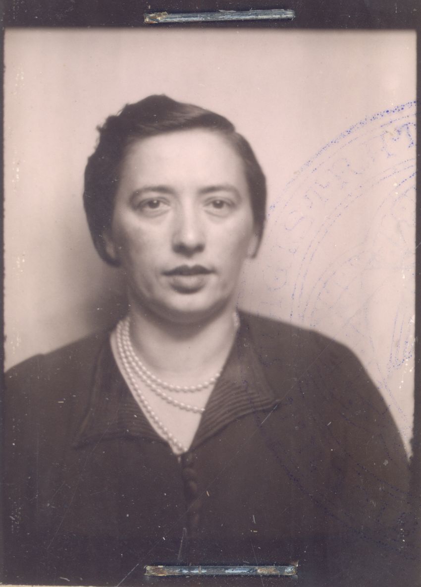 AuschwitzMuseum's tweet photo. 31 July 1900 | Austrian Jewish woman, Rosa Kosak, was born in Vienna. She emigrated to Belgium.

She was deported to #Auschwitz from Kazerne Dossin in Mechelen on 31 July 1943. She did not survive. https://t.co/tZUaThBOCH