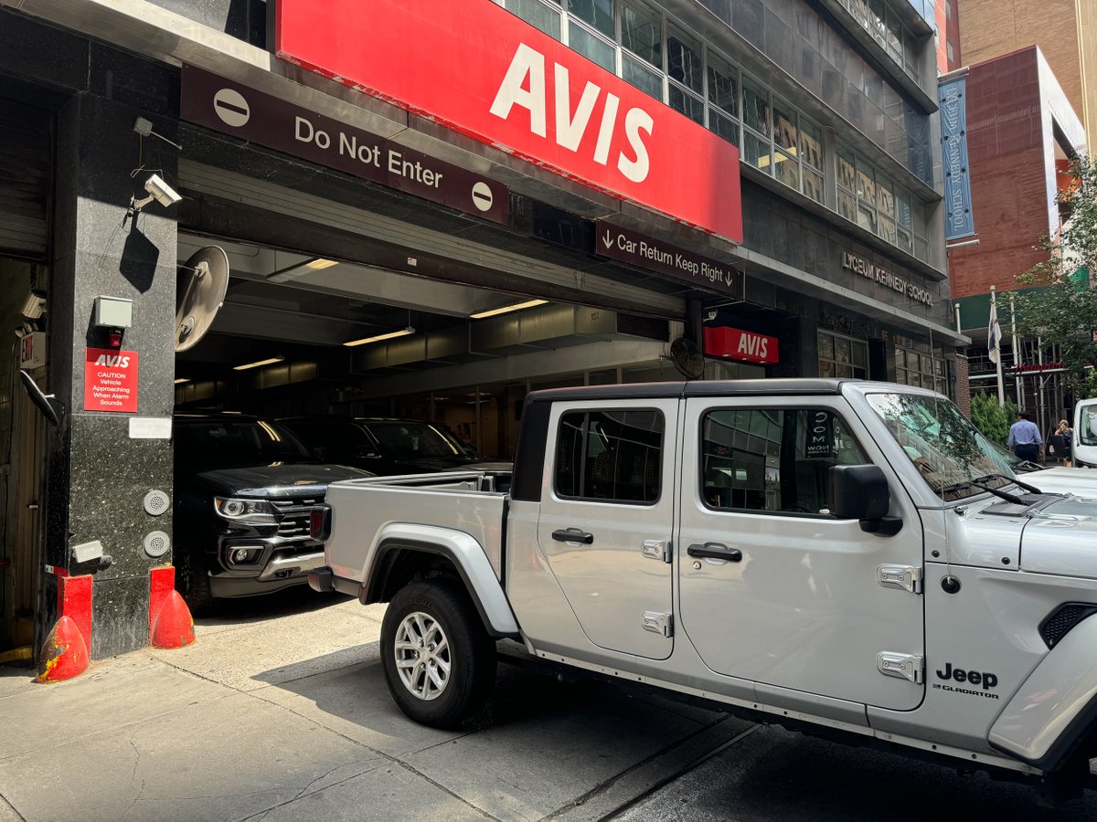 DaveJDesign's tweet image. Why does @Avis think it's okay to use the NYC sidewalks as its personal parking lot? #nyclife #newyork