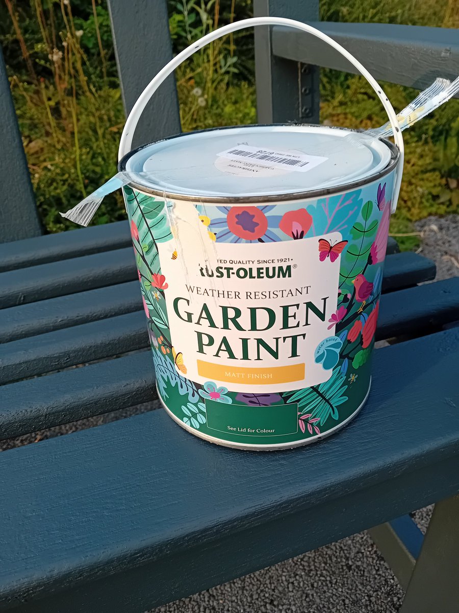 Some of you may remember  I restored these benches last year !
Paint has lifted, so a couple of balmy hours applying @MakeItRustoleum garden paint in Anthracite  
👍
#warmwork
