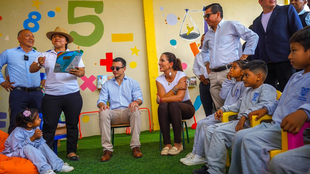 Educacion_Ec's tweet photo. [MACHALA] ¡Buenas noticias para la provincia de El Oro! Esta mañana, junto al presidente @DanielNoboaOk, se realizó la reapertura de las instalaciones de la Unidad Educativa Olinda Gálvez de Armijos, en la parroquia El Retiro. 🏫👦🏻👧🏻 

La comunidad educativa de la zona podrá disfrutar de una nueva infraestructura educativa, diseñada para brindar un ambiente de aprendizaje óptimo y seguro. 📚🎒

#ElNuevoEcuadorResuelve
#ResolvemosConEducación