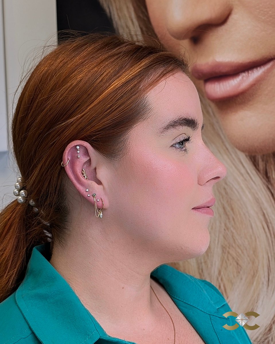 PiercerCharlie's tweet image. Delicate chains and shimmering gemstones make this ear curation ensemble a true work of art. The blend of yellow gold, sparkly premium zirconia and green gemstone accents add a touch of luxury and elegance. 🌟💚✨ #LuxuryJewelry #DelicateDetails piercercharliescreations.ie/piercing/