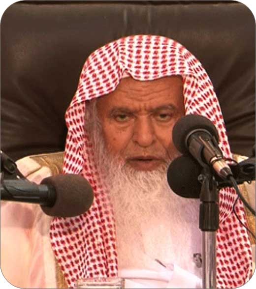 ALfalehaaa's tweet image. عُرِفَ الشيخ العلامة عبد الله بن جبرين رحمه الله (ت 1430هـ 2009م) بزُهْدِه، ووَرَعِه، وتَخَفّفه من الدنيا.. 
كان رحمه الله لديه ساعة قديمة يَضَعُها في جيبه الأمامي كعادة كِبَار السنّ في نجد، وكان يَتعجّب منها ويقول:"اشتريتُها بسبعة وعشرين ريالًا، وأصْلَحْتُها بخمسة ريالات، وعاشتْ…