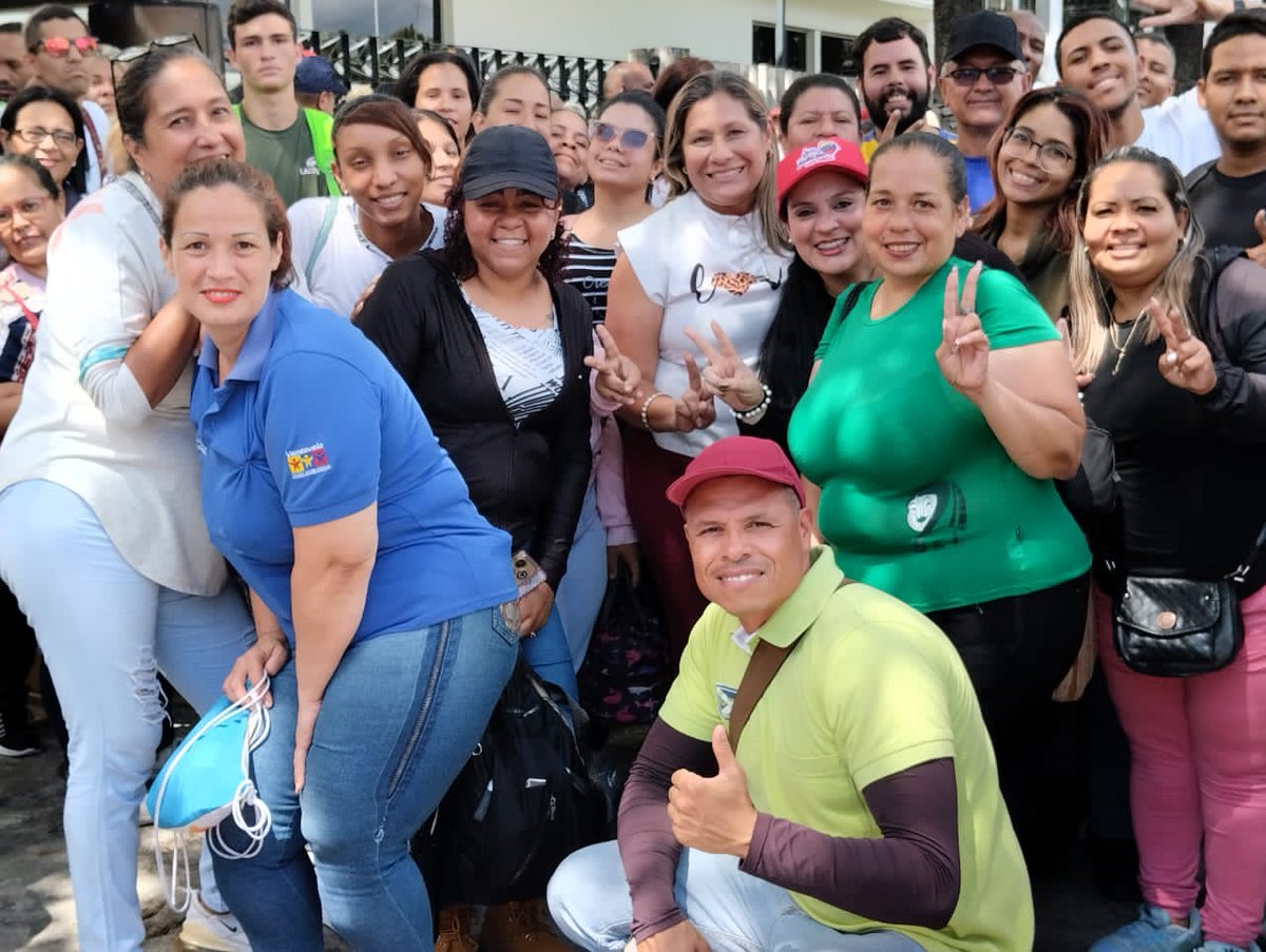 El pueblo venezolano apoya la reelección del presidente Nicolás Maduro y para manifestar su compromiso revolucionario, se concentró en la Av Libertador en Caracas, rumbo a Miraflores.
#ElIVSSNoSeDetiene
#VenezuelaEsPaz
@nicolasmaduro
@Conciliaflores
@MagagutierrezV