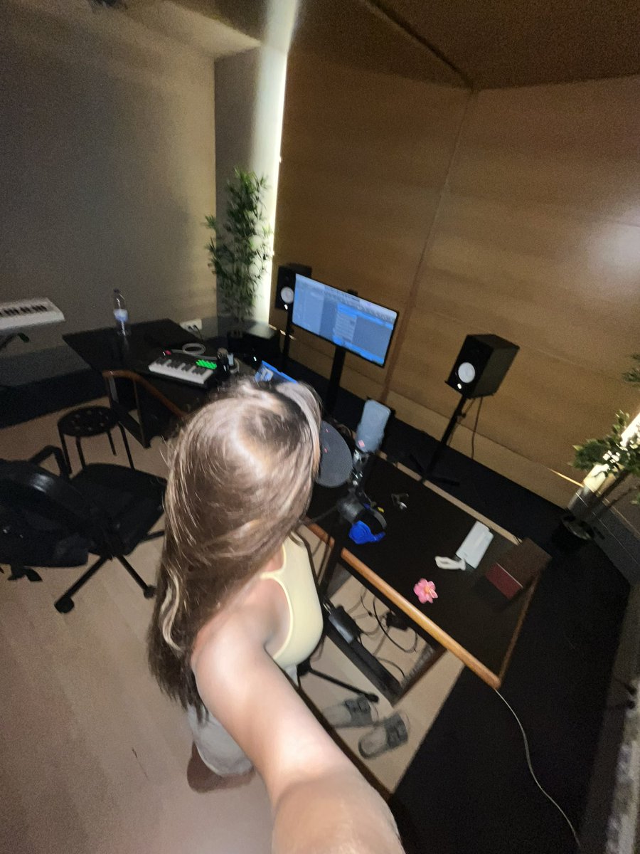 Hoy he terminado de grabar la última canción del EP “Entre Tú y Yo”. Verá la luz en otoño y la Susi de hace 3 años no se creería cómo suena todo esto. 
Gracias <a href="/jan_aygua/">janete</a> x acompañarme en este nuevo viaje! 🤍