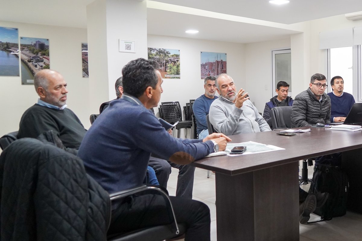 claudiopolich's tweet photo. Con el fin de evaluar las obras realizadas y realizar un seguimiento de los trabajos activos en toda la provincia, esta mañana llevamos adelante una reunión con el equipo de la @dpvcorrientes.

Con esfuerzo colectivo, trabajamos para mejorar los caminos de la provincia 💪 https://t.co/t9dl3YT9RN
