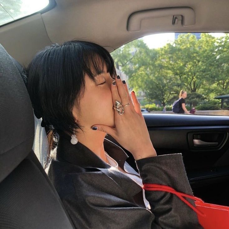 happy girlfriend day to both of these pretty girls 🤍 love you both (yuck)