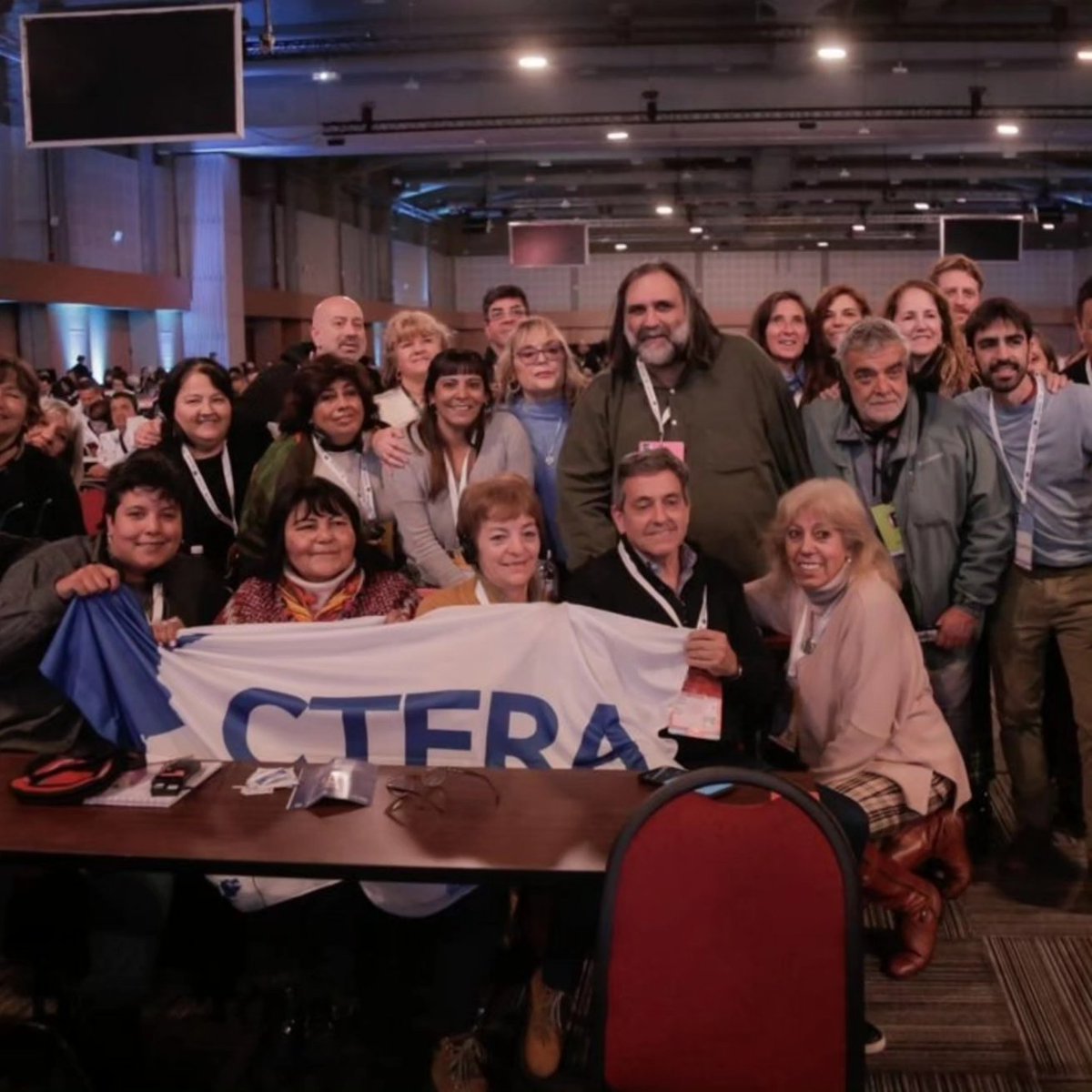 SUTEBAProvincia's tweet photo. ROBERTO BARADEL FUE ELEGIDO, POR UNANIMIDAD, MIEMBRO DEL CONSEJO EJECUTIVO MUNDIAL DE LA INTERNACIONAL DE LA EDUCACIÓN

@RobiBaradel, Secretario General Adjunto de la @cteracta, fue elegido miembro del Consejo Ejecutivo Mundial de la Internacional de la Educación por América Latina.

El compañero Eduardo Pereyra, Secretario de Relaciones Internacionales de la CTERA, integra, en representación de América Latina, el Comité de Elecciones del 10° Congreso Mundial de la IE.

El Congreso ha electo como nuevo Presidente de la IE a Mugwena Maluleke de Sudáfrica, la ratificación de David Edwards como Secretario General y los 5 vicepresidentes uno por región.

Por la región de América Latina fue electo Heleno Araujo de la CNTE de Brasil. En cuanto a lxs miembrxs que constituirán el Consejo Ejecutivo Mundial por América Latina, fueron electxs por unanimidad nuestro compañero Secretario General Adjunto de la CTERA, Roberto Baradel, y la compañera Gilda Montero de Costa Rica.

¡Para la CTERA es un orgullo que Roberto Baradel integre el Consejo Mundial en representación de Argentina y América Latina!