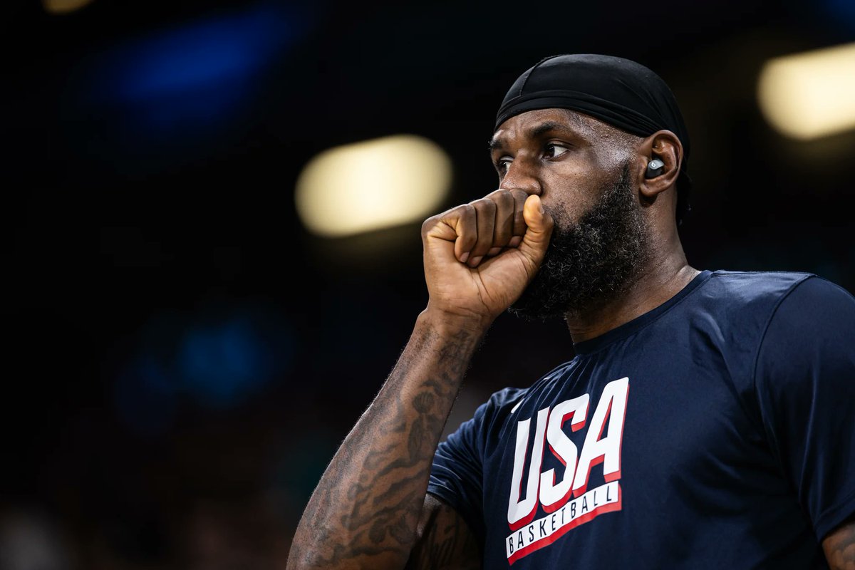 İlk Periyot Sonucu: ABD 26-14 Güney Sudan

Karşılıklı oynadıkları hazırlık maçına göre en belirgin fark ABD'nin baskılı savunması oldu. Özellikle çoğu ilk periyodun ikinci yarısında olmak üzere Güney Sudan'ı 6 top kaybına zorladılar. Ciddiyeti elden bırakmadan baskılarını devam