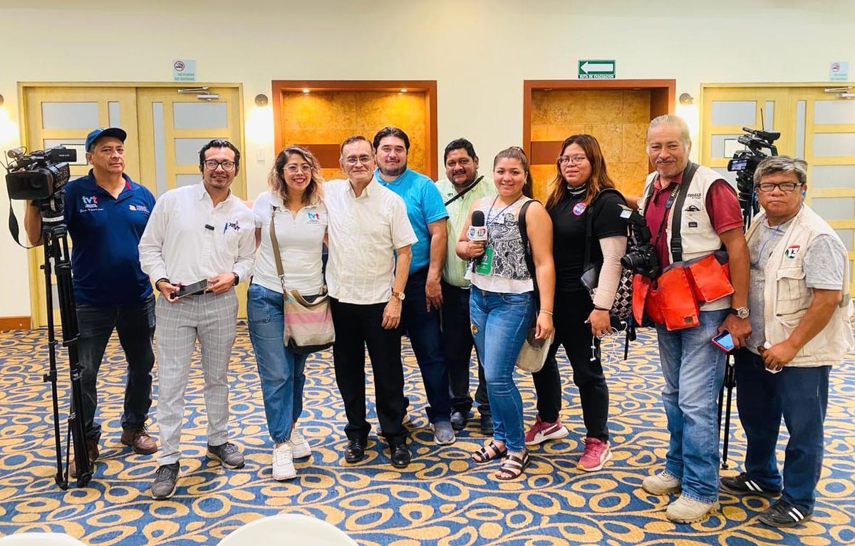 Rueda de prensa del Club Canófilo Tabscoob #8vaExposiciónNacionalCanina
Saludando a los amigos de los diferentes medios locales. #HolidayInnAeropuerto
<a href="/Turismo_Tabasco/">Secretaria de Turismo y Desarrollo Económico</a> <a href="/OCV_Tabasco/">OCV Tabasco</a> <a href="/calderonalipi82/">J C Calderon</a>  Silvia Silva, Delia Meza Lara, <a href="/MusaDeDios/">MaFer Musa de Dios</a>  José Luis Fernández Roca