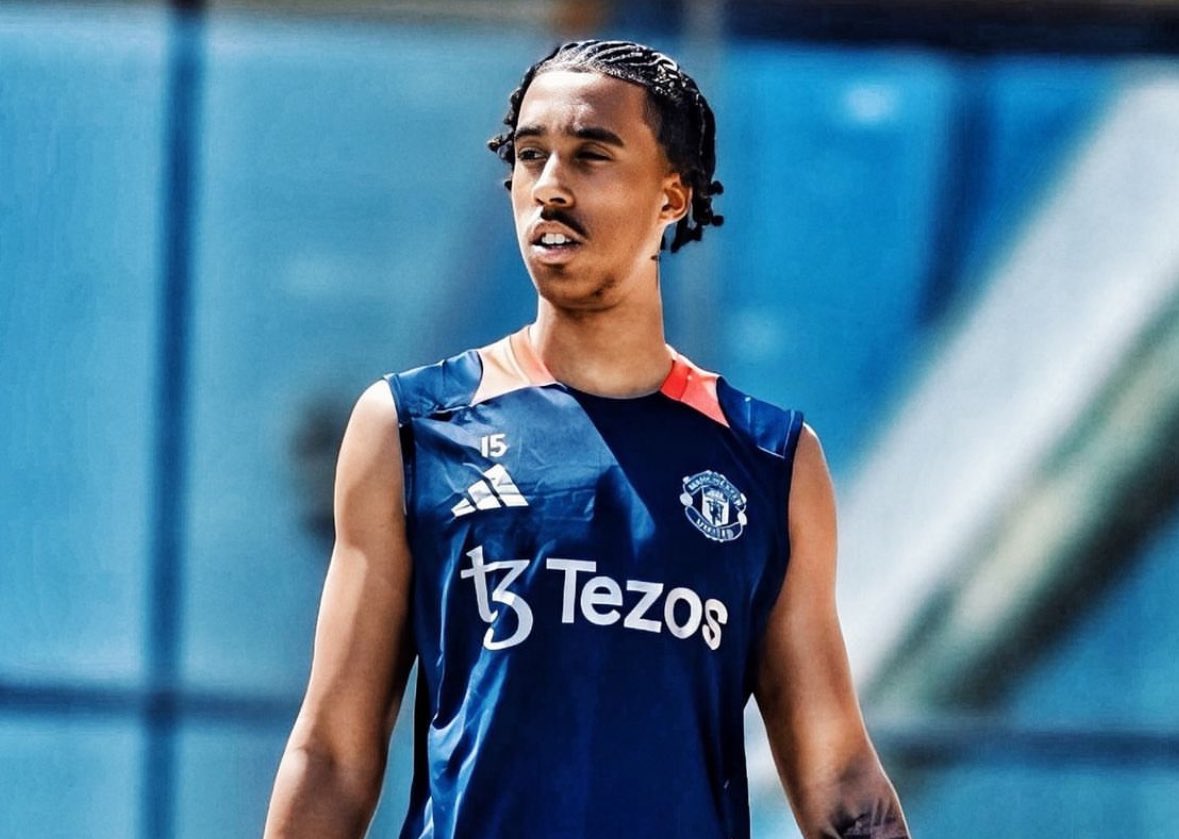 Fabrizio Romano (@fabrizioromano) on Twitter photo 🚨🔴 More tests to follow soon but Manchester United are now concerned Leny Yoro has fractured his metatarsal.
It’d mean up to two months sidelined for the new signing, as per <a href="/ChrisWheelerDM/">Chris Wheeler</a>. 🚨🔴 More tests to follow soon but Manchester United are now concerned Leny Yoro has fractured his metatarsal.
It’d mean up to two months sidelined for the new signing, as per <a href="/ChrisWheelerDM/">Chris Wheeler</a>.