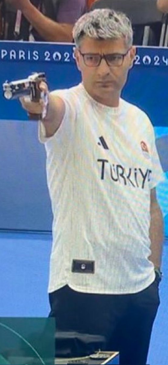 GurkaynakGonenc's tweet photo. Bu neden haber olmuyor? 10 metre havalı tabanca karma milli takım olimpiyatlarda gümüş madalya alırken, iki kişilik o ekipteki Yusuf abimizin kulaklıkla, özel gözlükle ve sair ekipmanla hiç işi olmadan İyi-Kötü-Çirkin stili pam pam pam madalyaya uzanması, az şey mi? Cool, budur. https://t.co/4DyY9DlfQE
