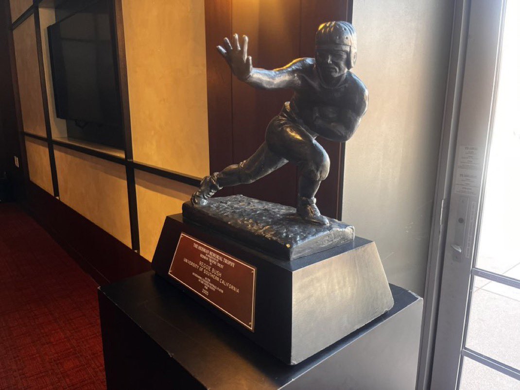 MLFootball's tweet image. BREAKING: Reggie Busch’s Heisman Trophy is officially back in USC.

🔥🔥🔥

RIGHT BACK WHERE IT SHOULD BE!
 
(📸@bylucaevans)