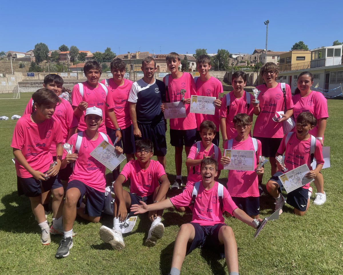 juangc22's tweet photo. Agradecer la oportunidad de participar como entrenador en el @CampusVillasep 
Experiencia muy enriquecedora, no solo por la posibilidad de compartir conocimientos y pasión por el fútbol con los jóvenes, si no por el aprendizaje y el crecimiento personal. https://t.co/OL9sL62oE5