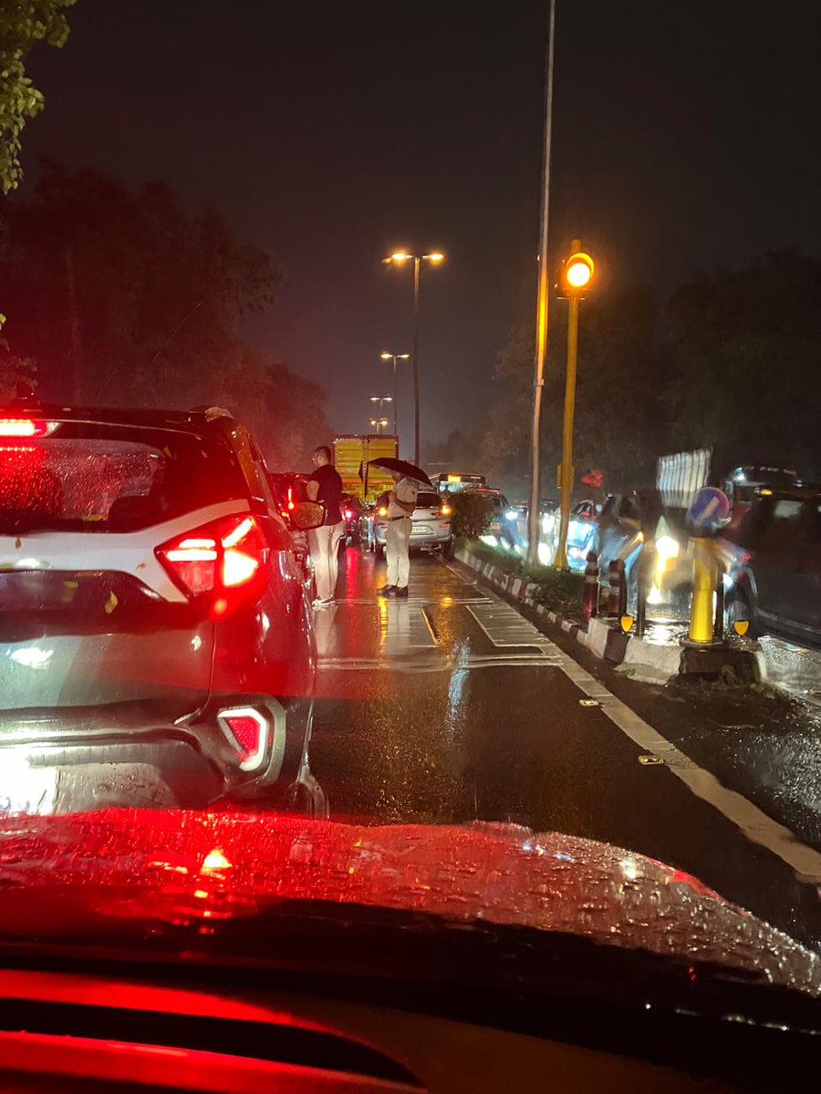 ReemaRoy212's tweet photo. Was stuck on #arunasafalimarg and #abdulgaffarmarg traffic for 4 hrs &amp; @dtptraffic couldn't do much because @DelhiJalBoard didn't do much about the sewers because @CMODelhi @AtishiAAP didn't do much about anything
 #waterlogging #DelhiRain https://t.co/xHSQUox0ty