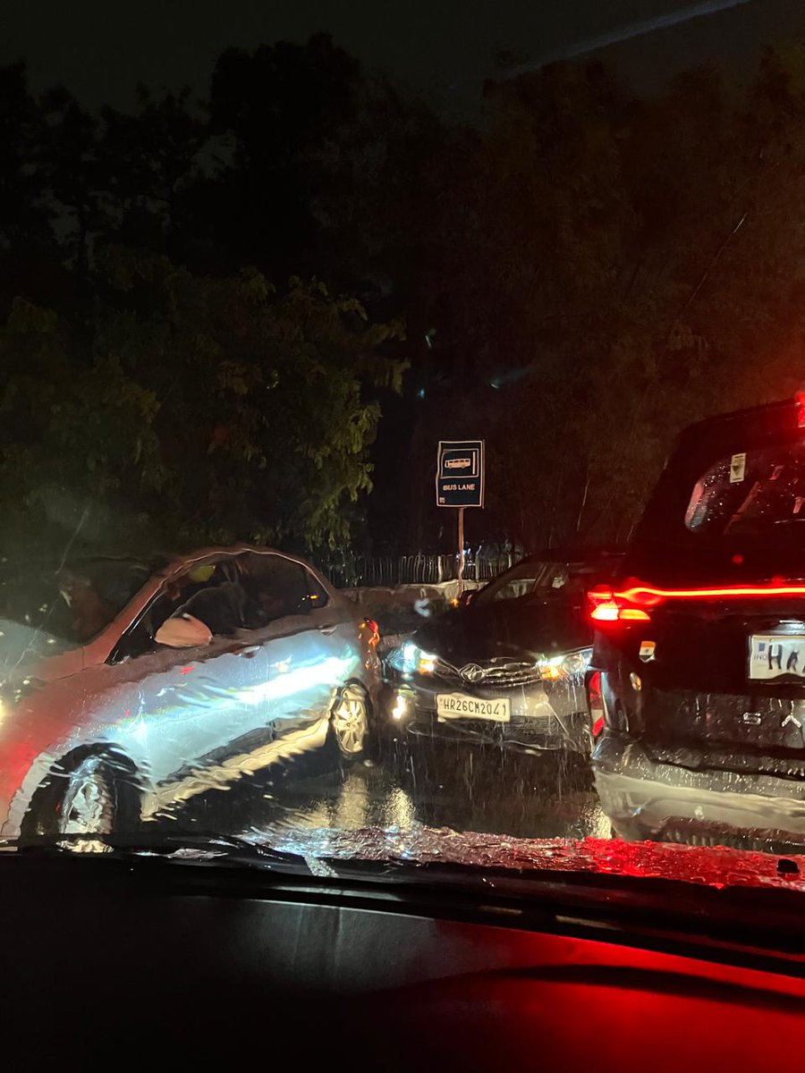 ReemaRoy212's tweet photo. Was stuck on #arunasafalimarg and #abdulgaffarmarg traffic for 4 hrs &amp; @dtptraffic couldn't do much because @DelhiJalBoard didn't do much about the sewers because @CMODelhi @AtishiAAP didn't do much about anything
 #waterlogging #DelhiRain https://t.co/xHSQUox0ty