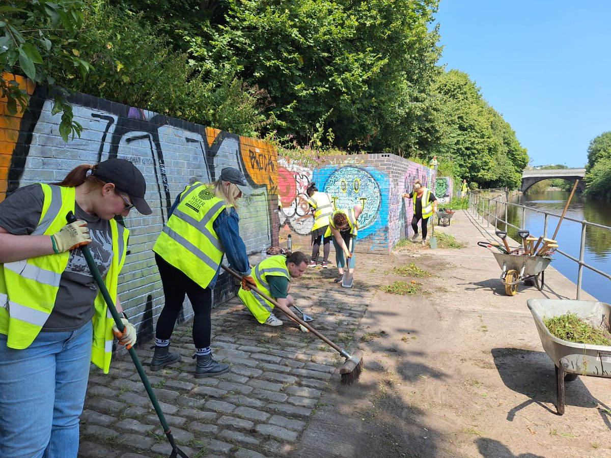 WOLCT's tweet image. A few shots to round off the day of the dry land team of @emglobal .

They helped us litter pick the area, trim back overgrown vegetation &amp;amp; prepare the walkway for the Coalie Park mural in the near future.

@Edinburgh_CC @PathsforAll #CSR #Leith