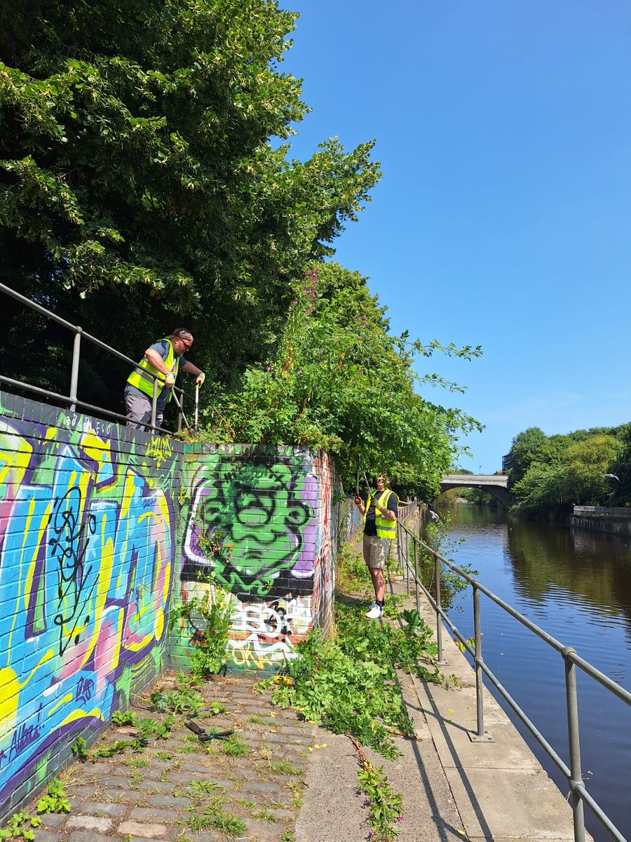 WOLCT's tweet image. A few shots to round off the day of the dry land team of @emglobal .

They helped us litter pick the area, trim back overgrown vegetation &amp;amp; prepare the walkway for the Coalie Park mural in the near future.

@Edinburgh_CC @PathsforAll #CSR #Leith