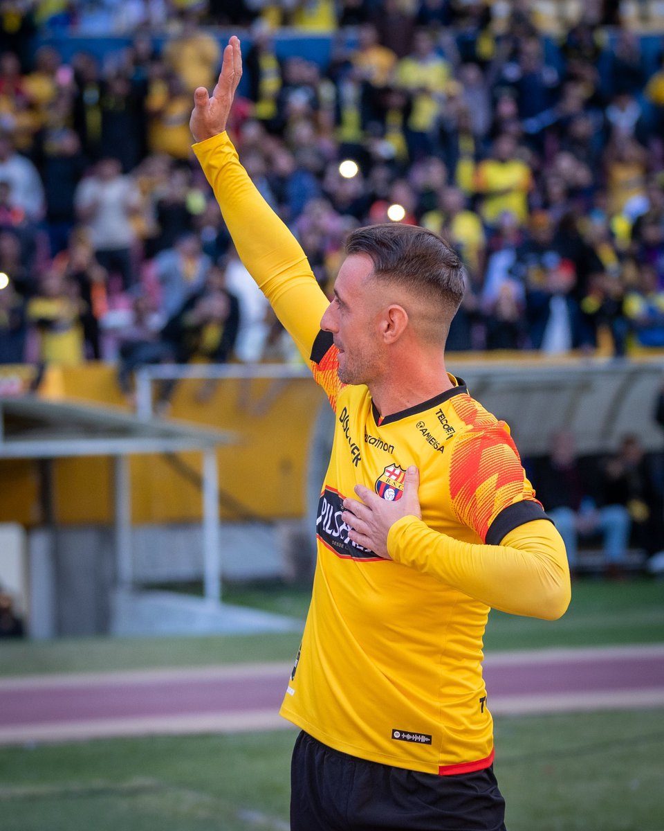 GermanAnda's tweet image. Años se buscó un 10, llegó en 2011 y rompió el molde, le devolvió en algo la mística al equipo; nos ilusionó, nos enojó, hizo levantar a las tribunas y generó odios. Así son los ídolos. 
Gracias x tanto. #SiempreAl10 @Kitudiaz1070