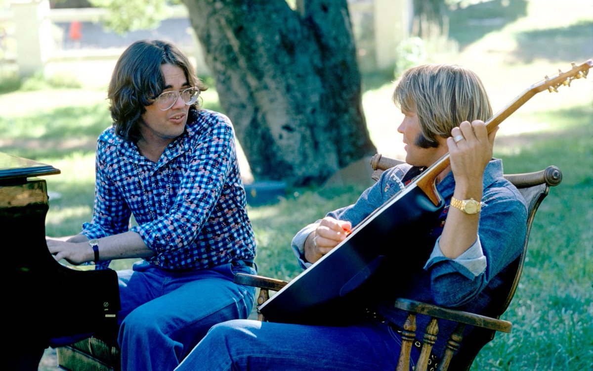 #WayBackWednesday 
An outdoor rehearsal with #GlenCampbell 1974