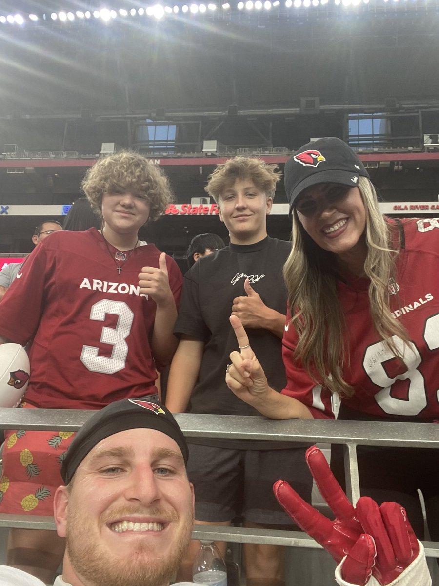 Thank you, @CameronThomas44 for taking the time to sign autographs and take a selfie with us!  Go Cardinals!  ❤️🏈🙌🏼