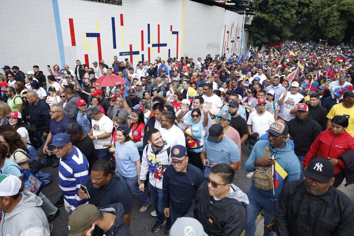 Ministra Gabriela Jiménez Ramírez invita al pueblo venezolano 🇻🇪 a rechazar las acciones de violencia promovidas por grupos extremistas. 
<a href="/NicolasMaduro/">Nicolás Maduro</a> 
<a href="/Gabrielasjr/">Gabriela Jiménez</a> 
<a href="/LaRosaInfoVE/">LaRosaInfoVE</a> 
<a href="/ArzolaDair36148/">Dairys Arzola</a> 
<a href="/BrigadasCHCH/">Brigadas comunicacionales Hugo Chávez</a> 
<a href="/Info_Amazonas/">#InfocentroAmazonas</a>
